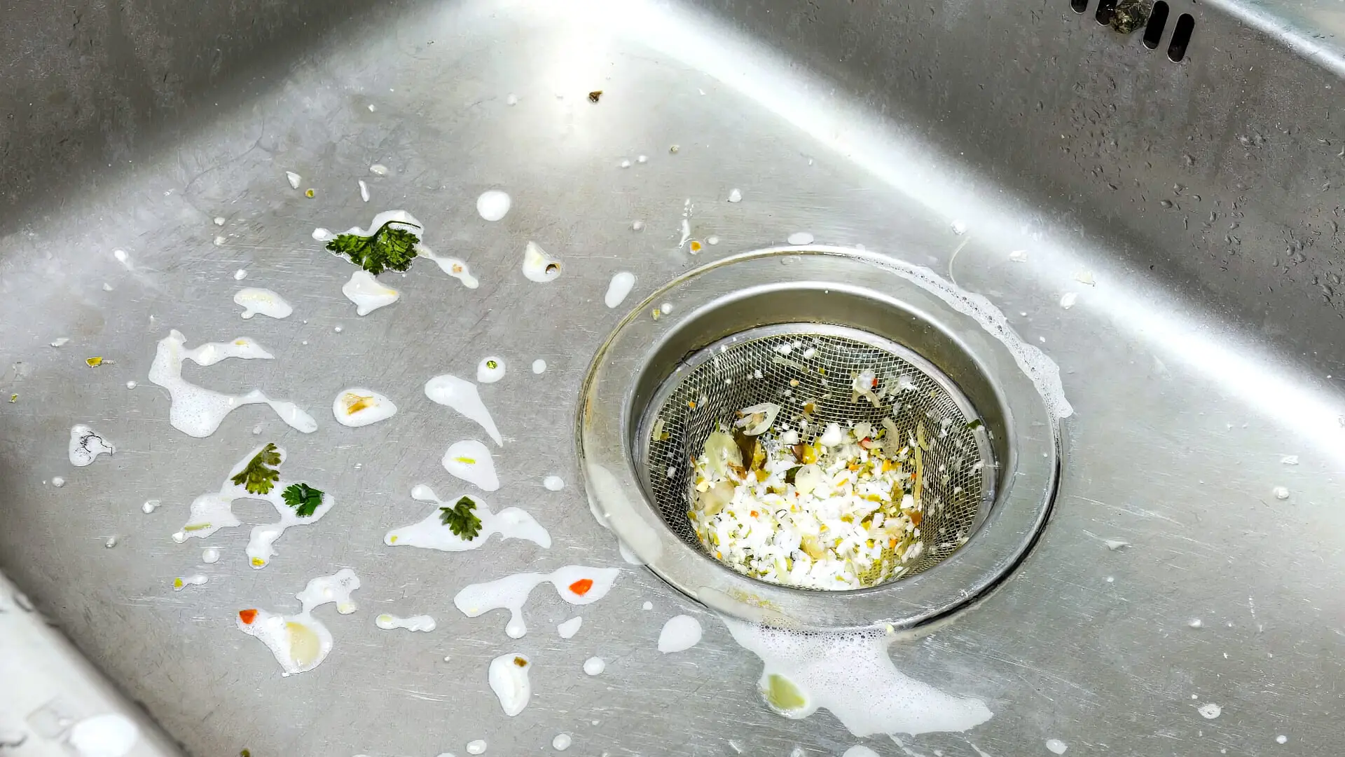 Como desentupir uma pia em 7 etapas fáceis